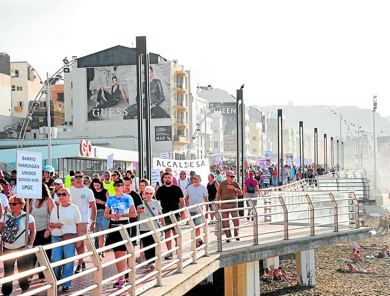 Imagen principal - Las Canteras se convierte en el epicentro de la indignación por la gestión municipal en la capital