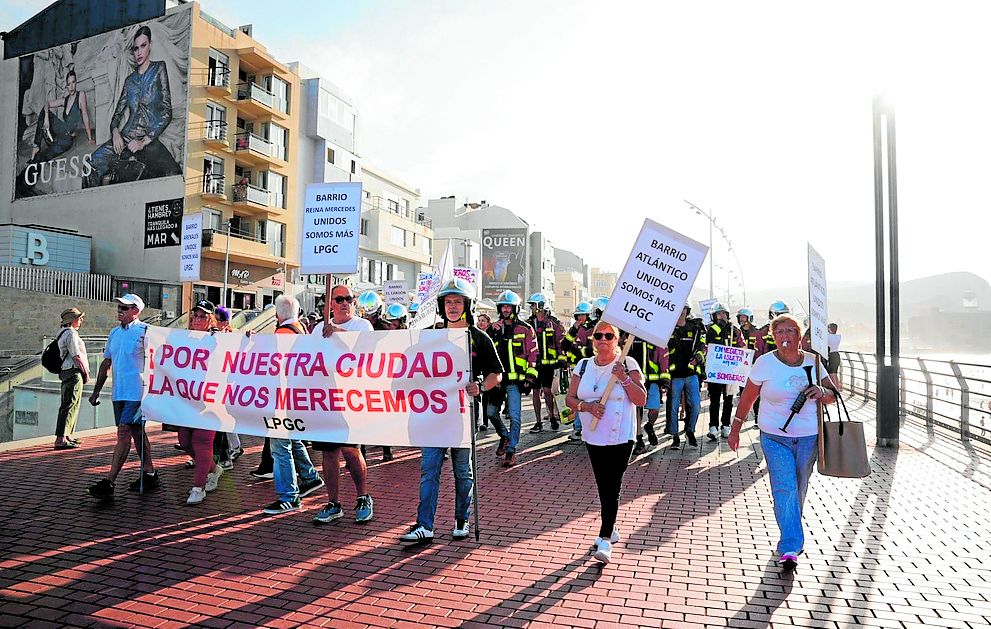 Imagen secundaria 1 - Las Canteras se convierte en el epicentro de la indignación por la gestión municipal en la capital
