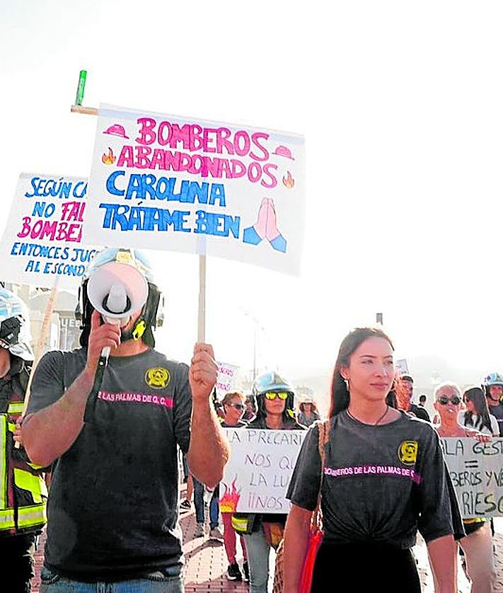 Imagen secundaria 2 - Las Canteras se convierte en el epicentro de la indignación por la gestión municipal en la capital