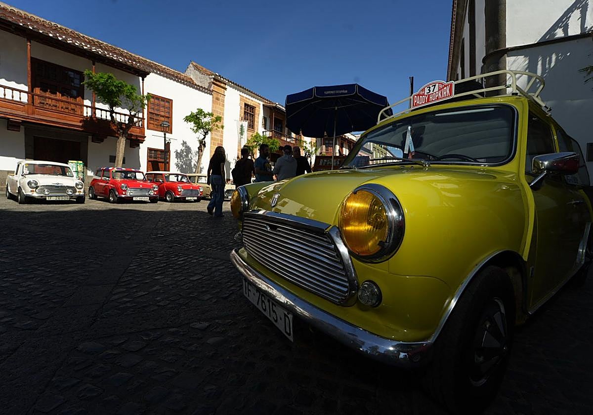 Imagen principal - Algunos de los vehículos reunidos este sábado en la villa mariana. 