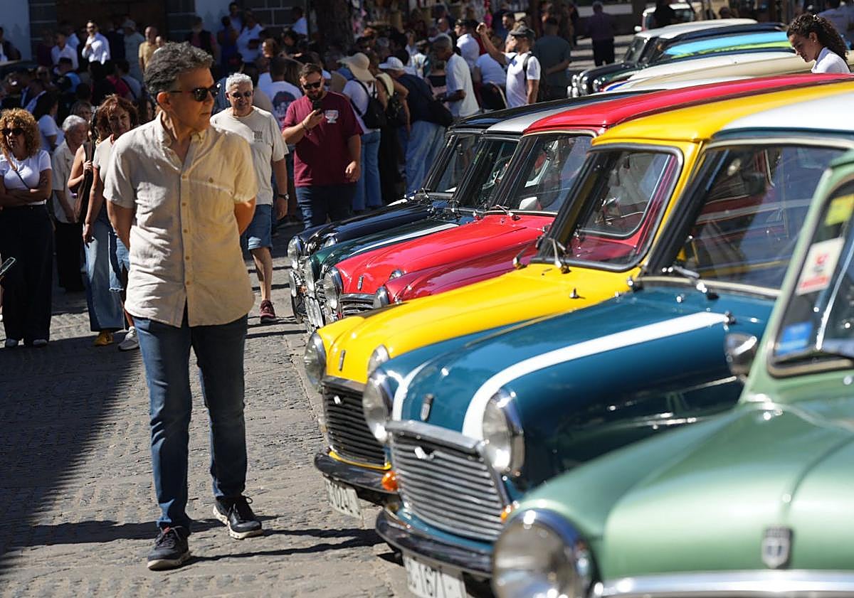 Imagen principal - La muestra de icónico coche de fabricación británica causó sensación en Teror.