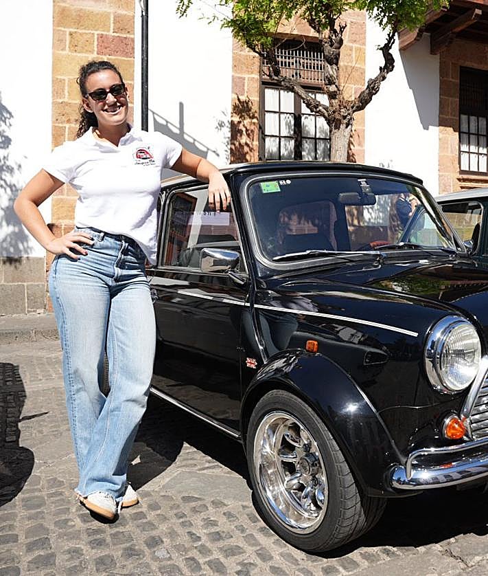 Imagen secundaria 2 - La muestra de icónico coche de fabricación británica causó sensación en Teror.