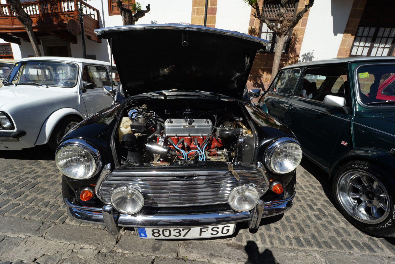 Amantes de los coches Mini se agrupan en Teror