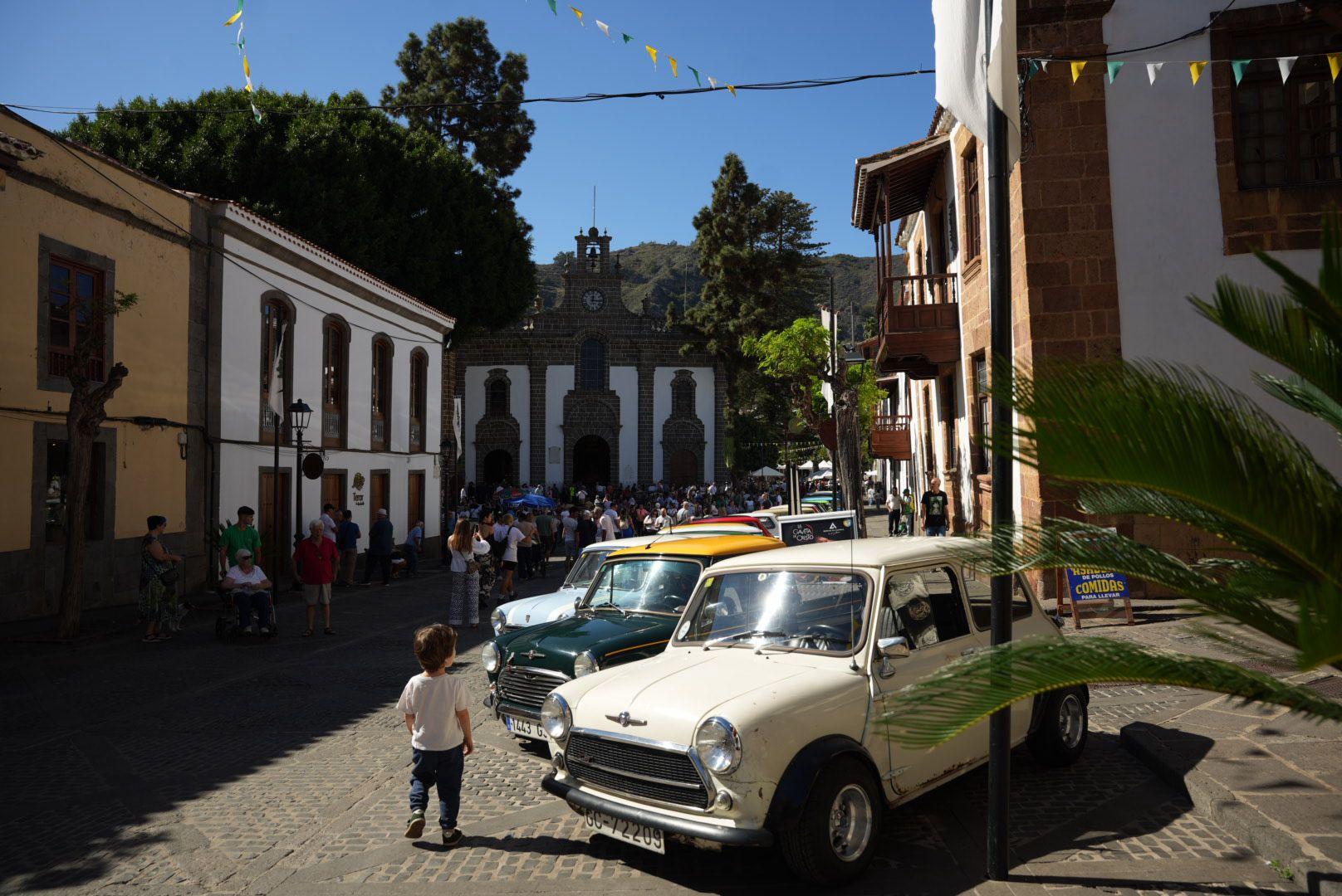 Amantes de los coches Mini se agrupan en Teror