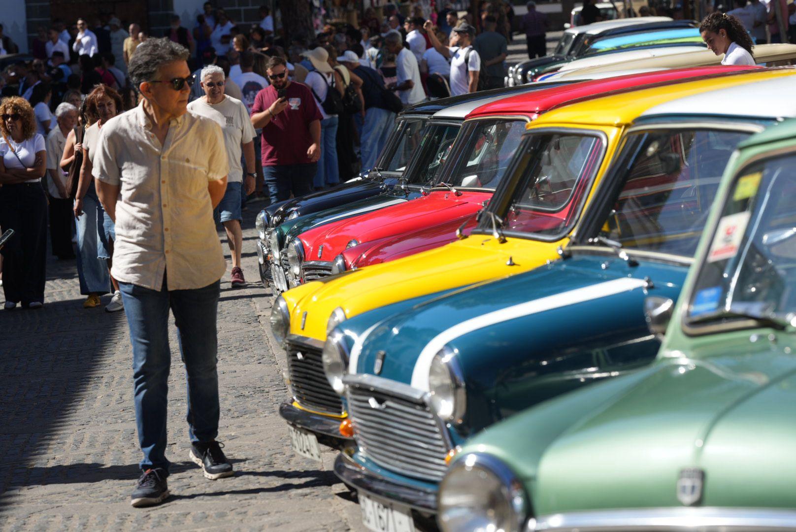 Amantes de los coches Mini se agrupan en Teror