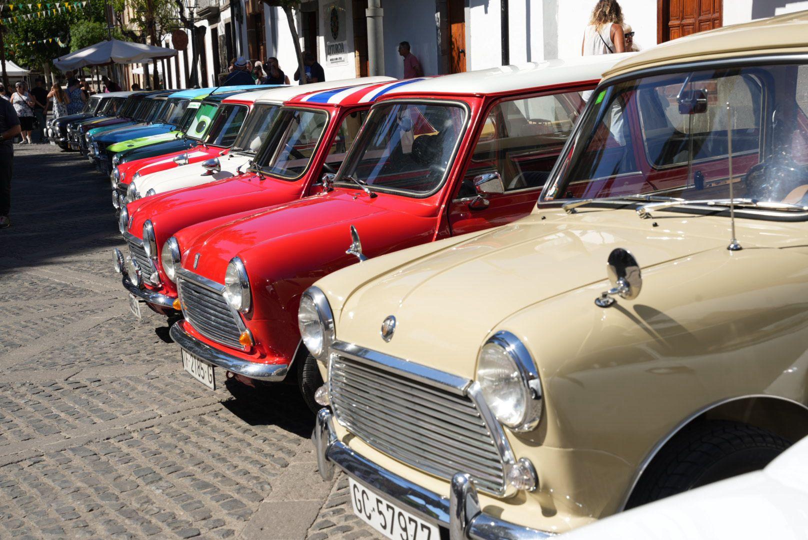 Amantes de los coches Mini se agrupan en Teror
