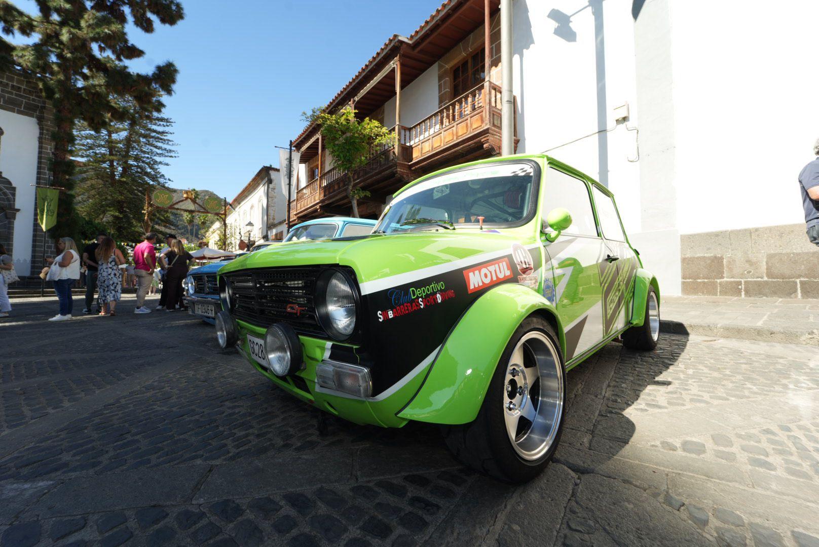 Amantes de los coches Mini se agrupan en Teror