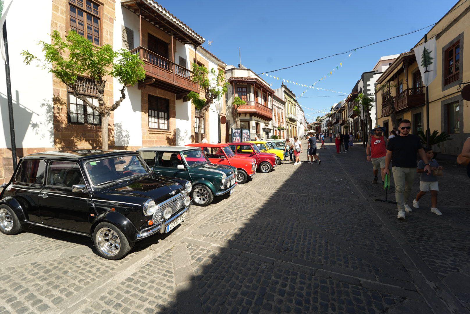 Amantes de los coches Mini se agrupan en Teror