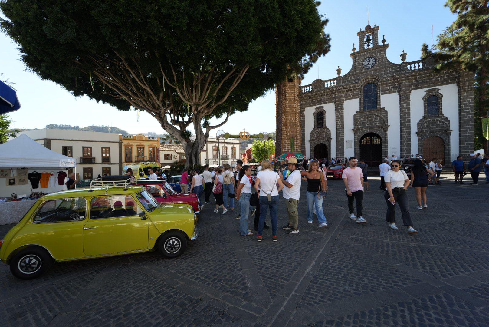 Amantes de los coches Mini se agrupan en Teror