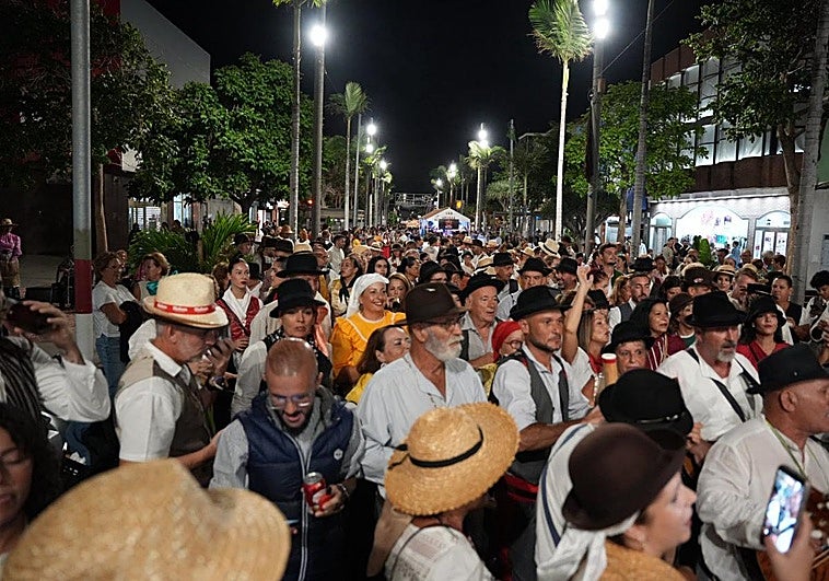 La gran mayoría de participantes en la romería-ofrenda acudieron con vestimenta tradicional.