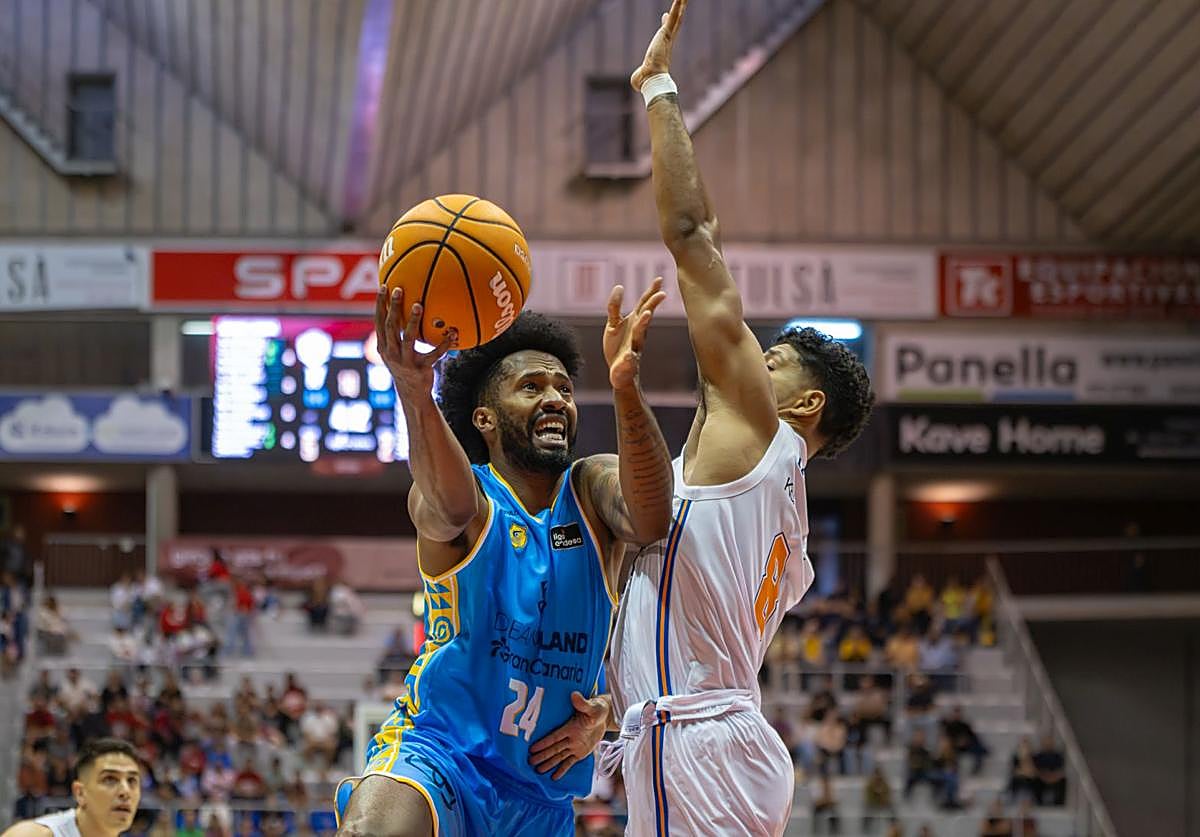 Braian Angola intenta anotar en Fontajau.