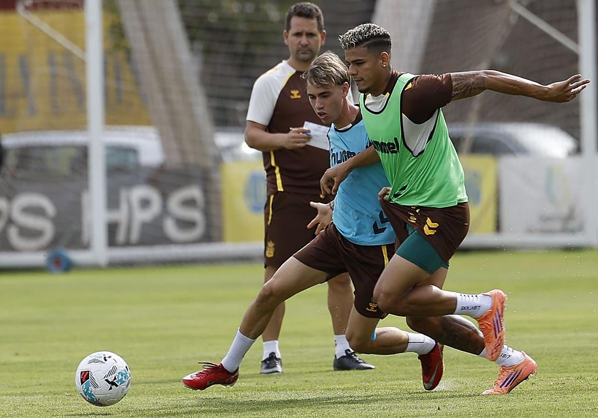 Adam Arvelo y Edward Cedeño persiguen el balón durante un entrenamiento. Ambos tendrán protagonismo en la cita copera.