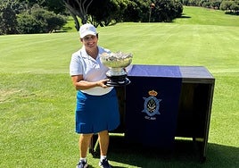 María León posa, orgullosa, con su trofeo.