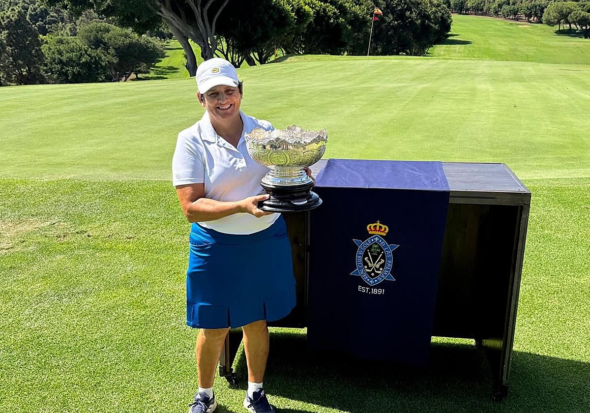 María León posa, orgullosa, con su trofeo.
