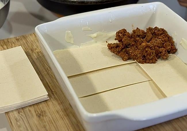 Cubrimos las placas con el ragú