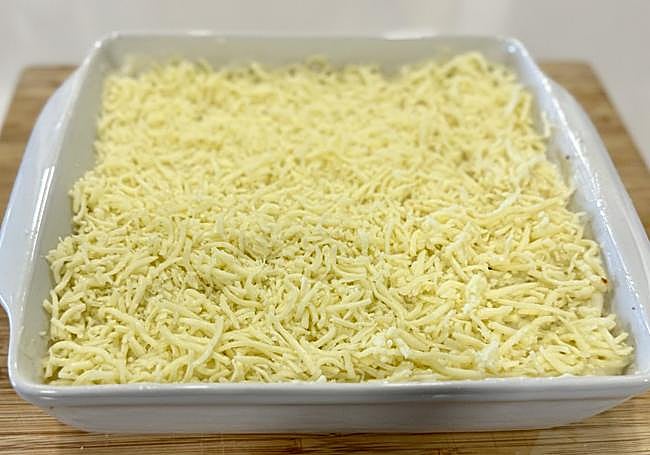 Cerramos con placas La Isleña, salsa bechamel y queso rallado