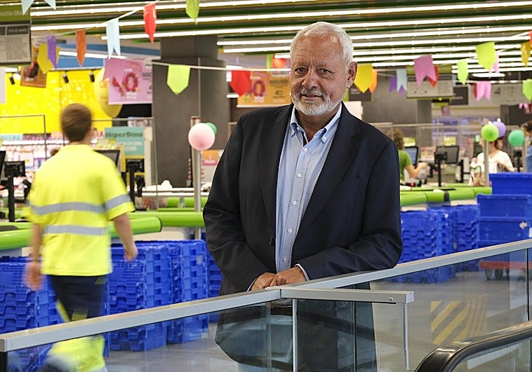 El consejero delegado de Dinosol Supermercados en el centro de Miller Bajo.
