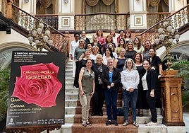 Foto de familia de las participantes, en las escaleras del Gabinete Literario.