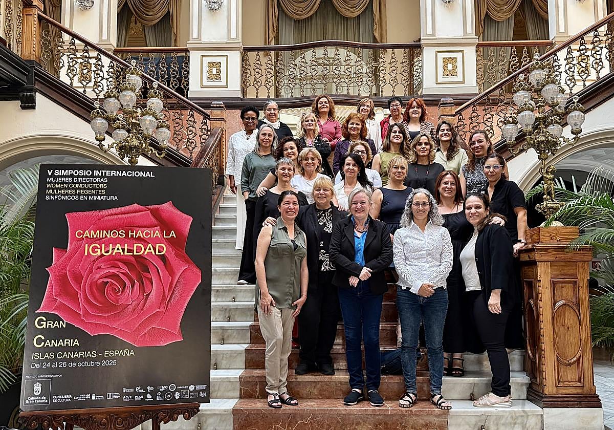 Foto de familia de las participantes, en las escaleras del Gabinete Literario.