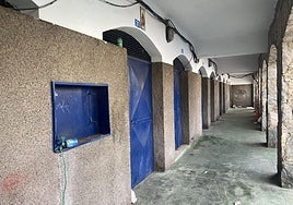 Vista de algunos de los locales de los marineros, en los bajos de la plaza de Las Marañuelas.