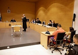 Imagen de los dos acusados en la esquina inferior derecha mientras habla la acusación particular al jurado popular.