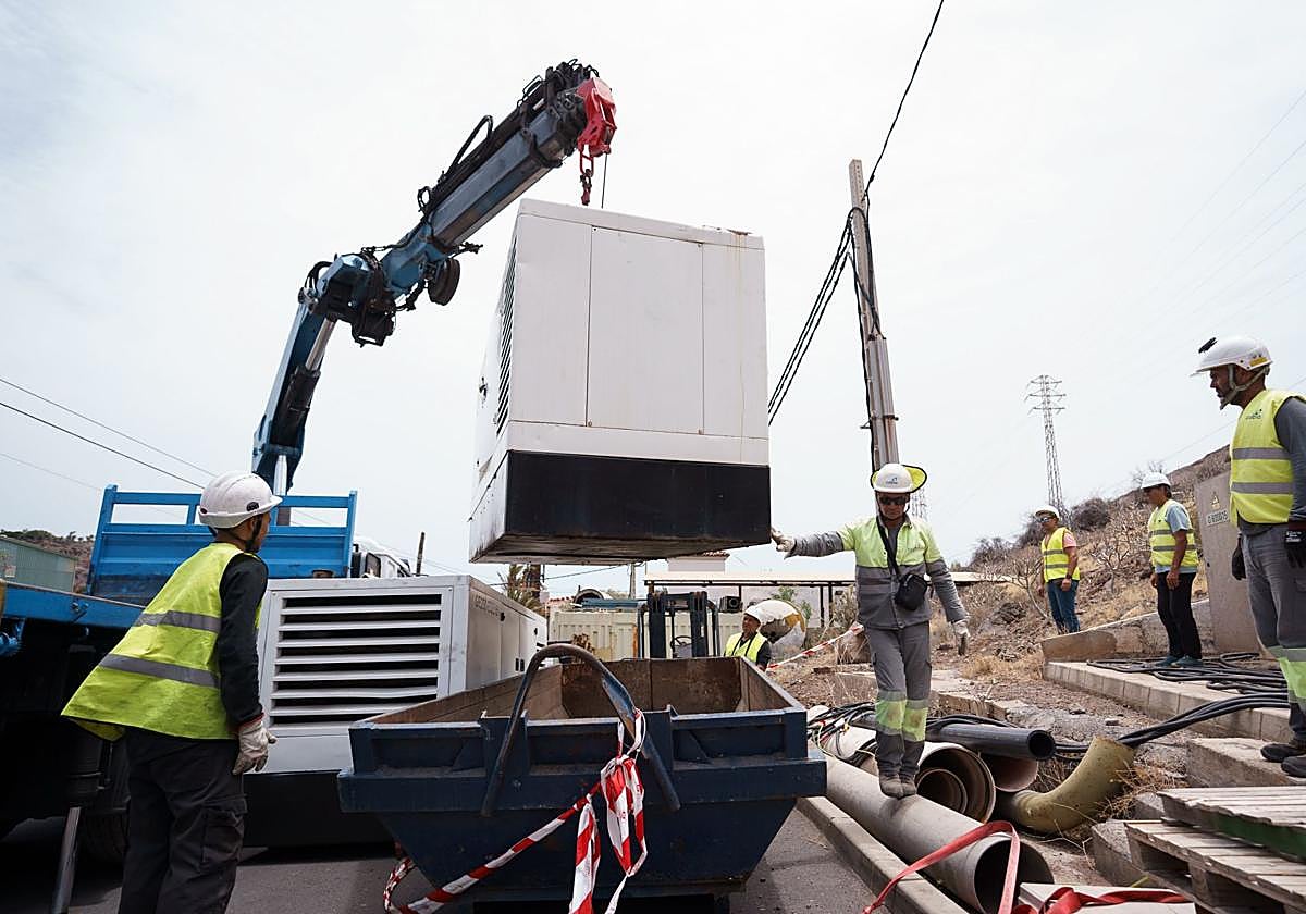 Operarios de Endesa trabajan en julio de 2023 en la descarga de un grupo electrógeno que permita la recuperación del suministro de luz en la isla de La Gomera, afectada por un cero energético.