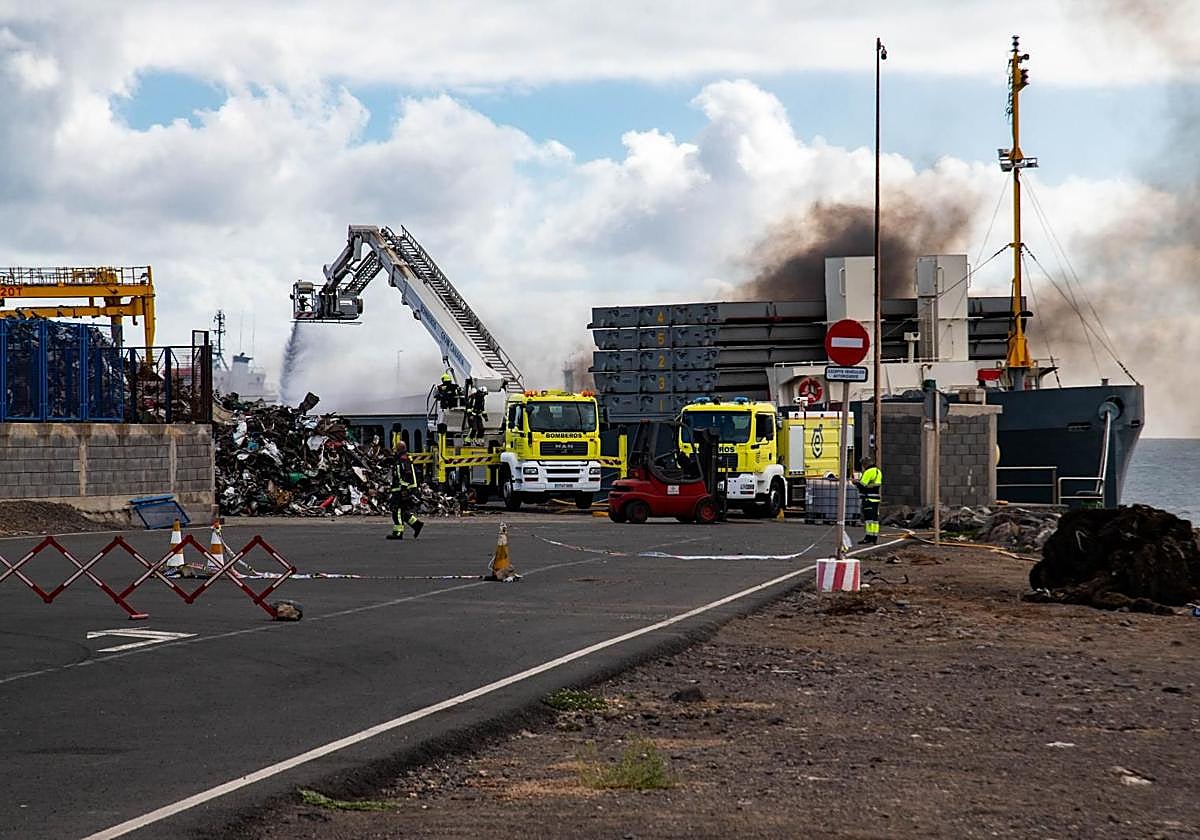 Imagen de archivo de una intervención de bomberos del Consorcio en el puerto de Arinaga.