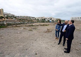 Aridany Romero dialoga con Francisco Castellano en una visita técnica al solar en noviembre de 2019.