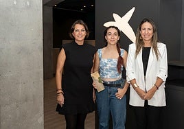 Paula Pérez recibe la distinción de Impulso Agro de manos de directivas de CaixaBank en Canarias.