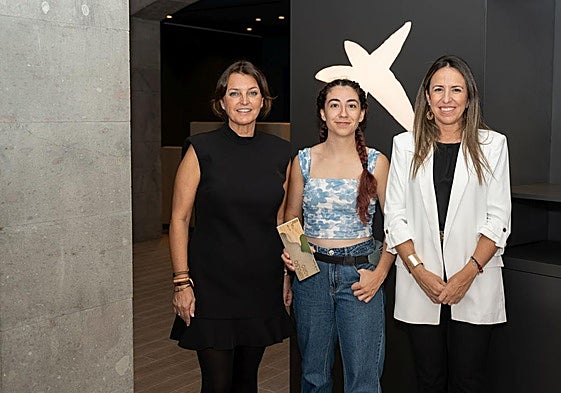 Paula Pérez recibe la distinción de Impulso Agro de manos de directivas de CaixaBank en Canarias.