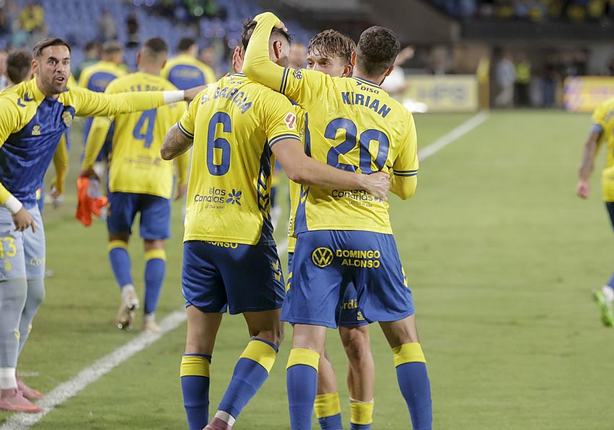 Los jugadores de la UD Las Palmas celebran un gol durante un partido en el Estadio de Gran Canaria.
