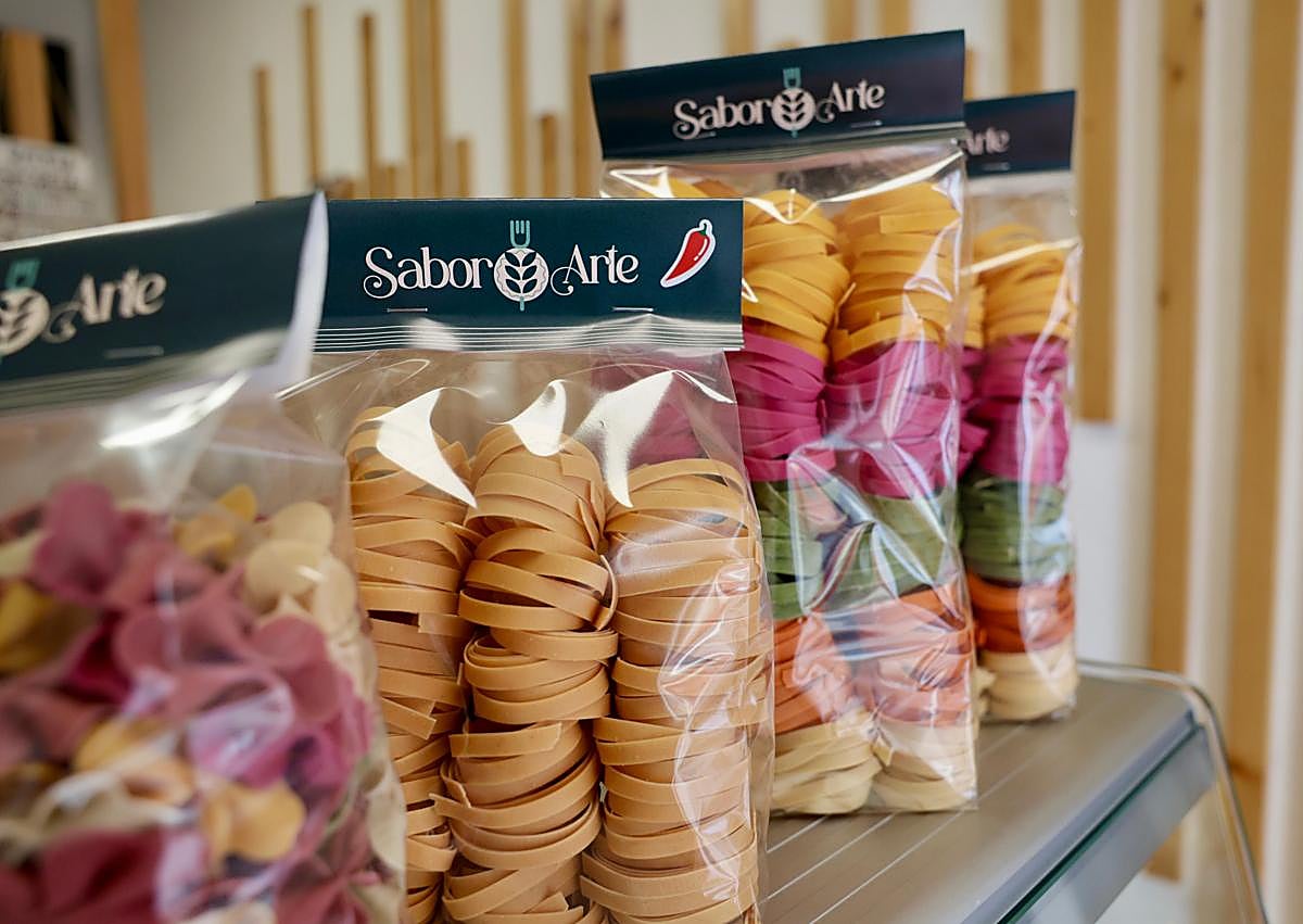 Imagen secundaria 1 - Pasta de diferentes colores elaboradas con frutas y verduras.