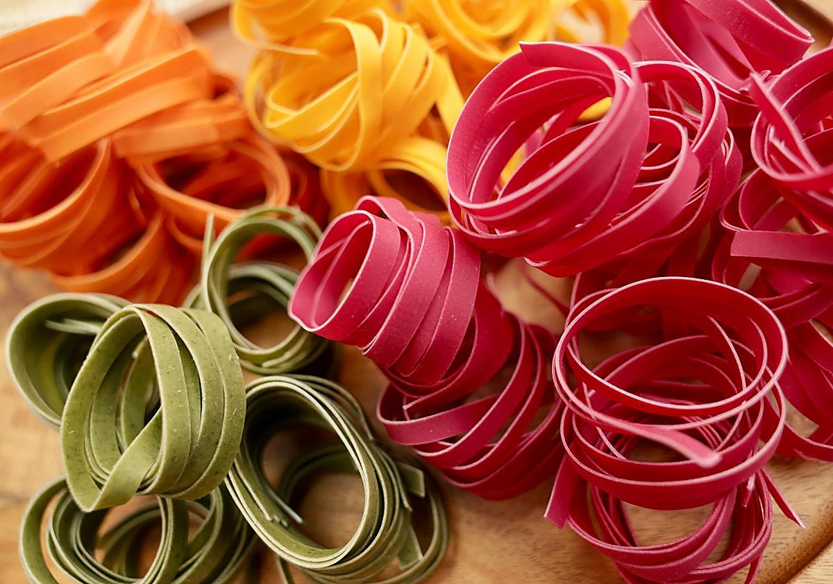 Imagen principal - Pasta de diferentes colores elaboradas con frutas y verduras.