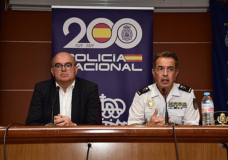 El delegado del Gobierno en Canarias, Anselmo Pestana (i), y el jefe superior de Policía en Canarias, Jesús María Gómez Martín, en la rueda de prensa celebrada este lunes.