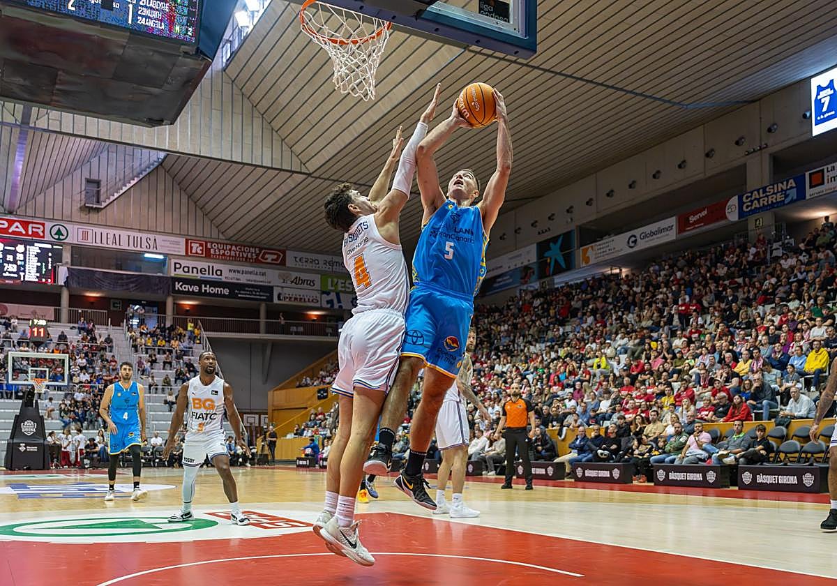 El base esloveno del Dreamland Gran Canaria, Ziga Samar, intenta anotar.