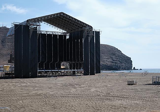 El escenario y la torre de sonido empiezan a montarse en la playa de Gran Tarajal, en el municipio de Tuineje.