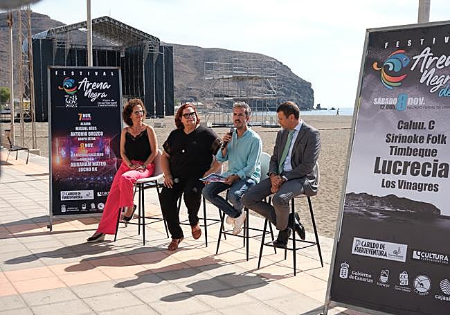 Romina Padilla, de La Gavia, la alcaldesa Candi Umpiérrez, el consejero insular Rayco León y Matías García, de Caja7 en la presentación del festival en Gran Tarajal.