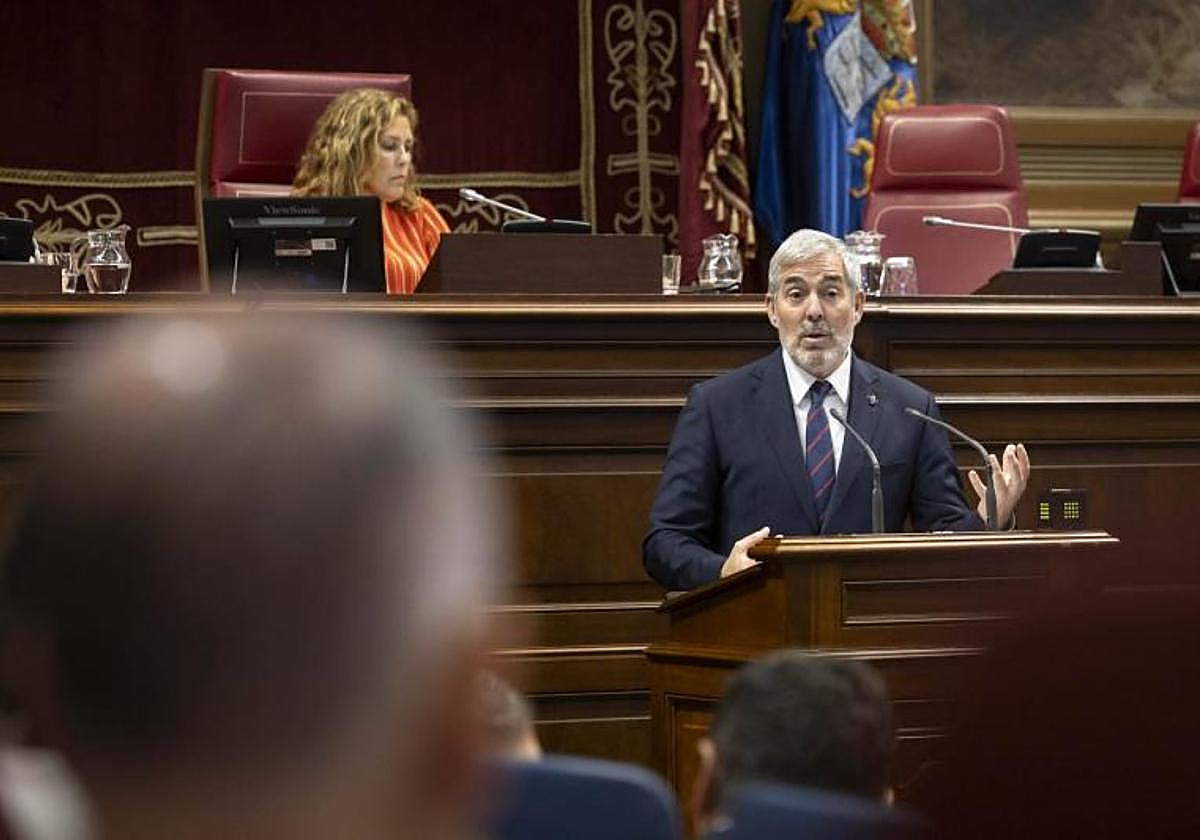 El presidente de Canarias, Fernando Clavijo, durante su comparecencia este martes en el Parlamento regional.