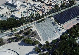En primer término, la cubierta del recinto ferial, y a la derecha, planta solar sobre marquesinas en el aparcamiento junto a las canchas deportivas.