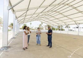 Autoridades municipales bajo la carpa nueva del colegio de Teguise.