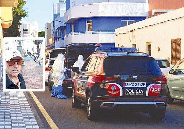Agentes de la Policía Canaria realizando un registro en el domicilio de Yino A.B., en el recuadro.