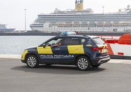 Vehículo de patrulla de la Policía Portuaria, en servicio en Naos en día con cruceros.