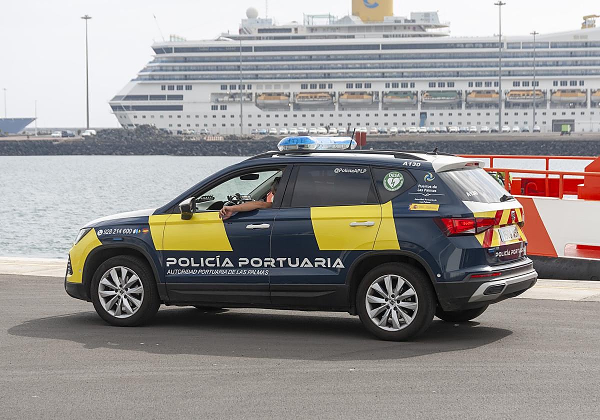 Vehículo de patrulla de la Policía Portuaria, en servicio en Naos en día con cruceros.