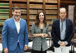 La consejera Jéssica de León, entre el concejal Marichal y el viceconsejero de Turismo, Sanabria.