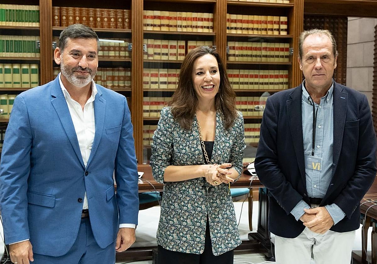 La consejera Jéssica de León, entre el concejal Marichal y el viceconsejero de Turismo, Sanabria.