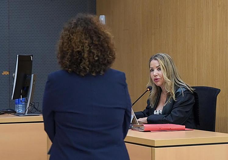 La directora general de la Asesoría Jurídica del Ayuntamiento de Las Palmas de Gran Canaria, Tatiana Quintana, se dirige a la gerente de la Sociedad de Promoción, María Elena Rodríguez.