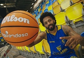 El escolta colombiano del Dreamland Gran Canaria, Braian Angola, posa para CANARIAS7 durante la entrevista realizada este martes en el Gran Canaria Arena.