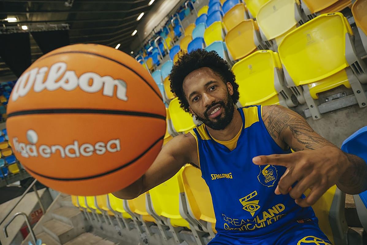 El escolta colombiano del Dreamland Gran Canaria, Braian Angola, posa para CANARIAS7 durante la entrevista realizada este martes en el Gran Canaria Arena.