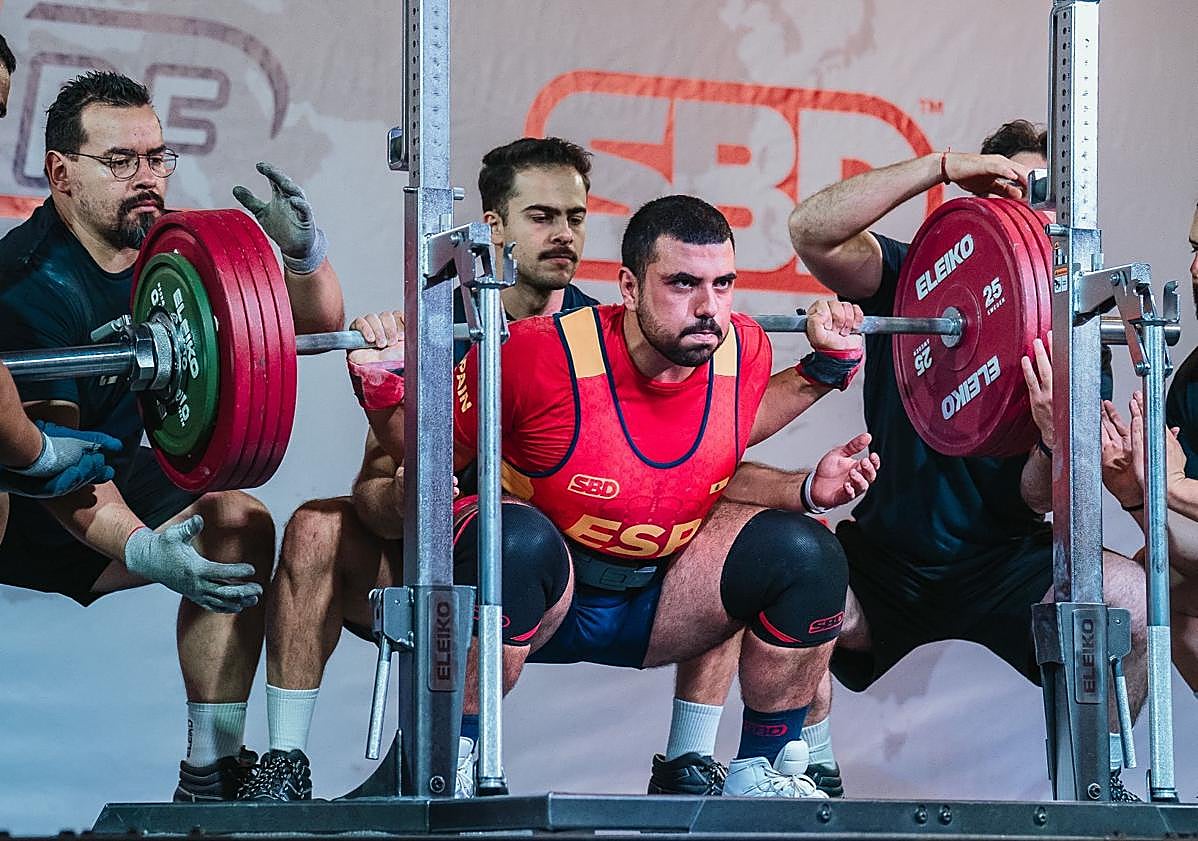 Imagen principal - El año mágico de Bryan Tavío entre pesas y sentadillas: Nacional, Europeo y Mundial