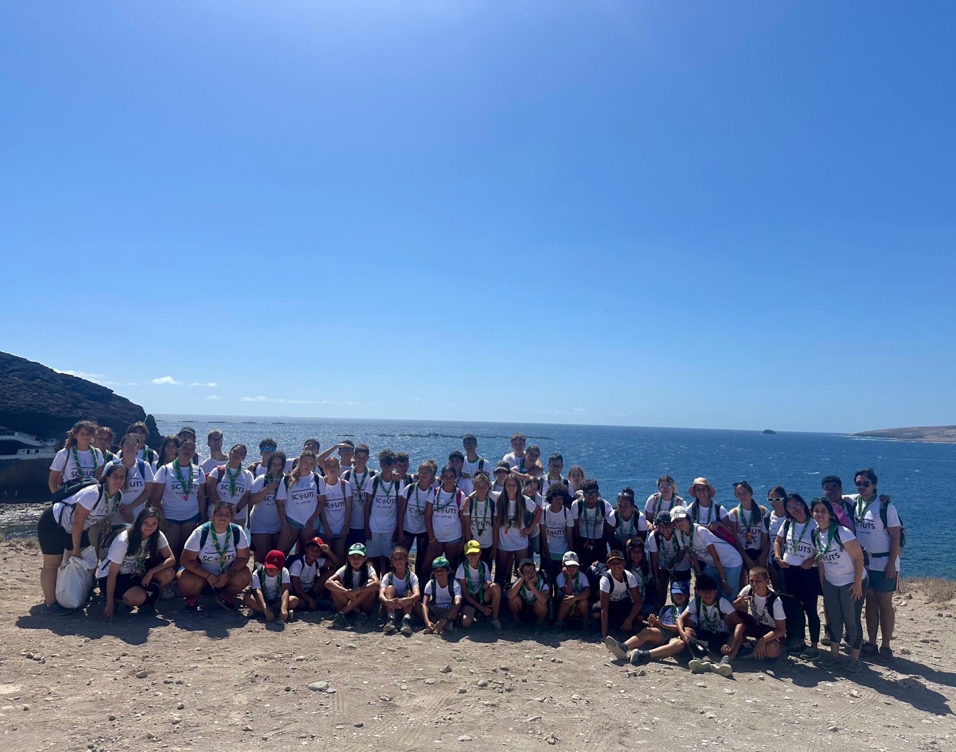 Imagen de una caminata realizada por los scouts por la costa teldense.